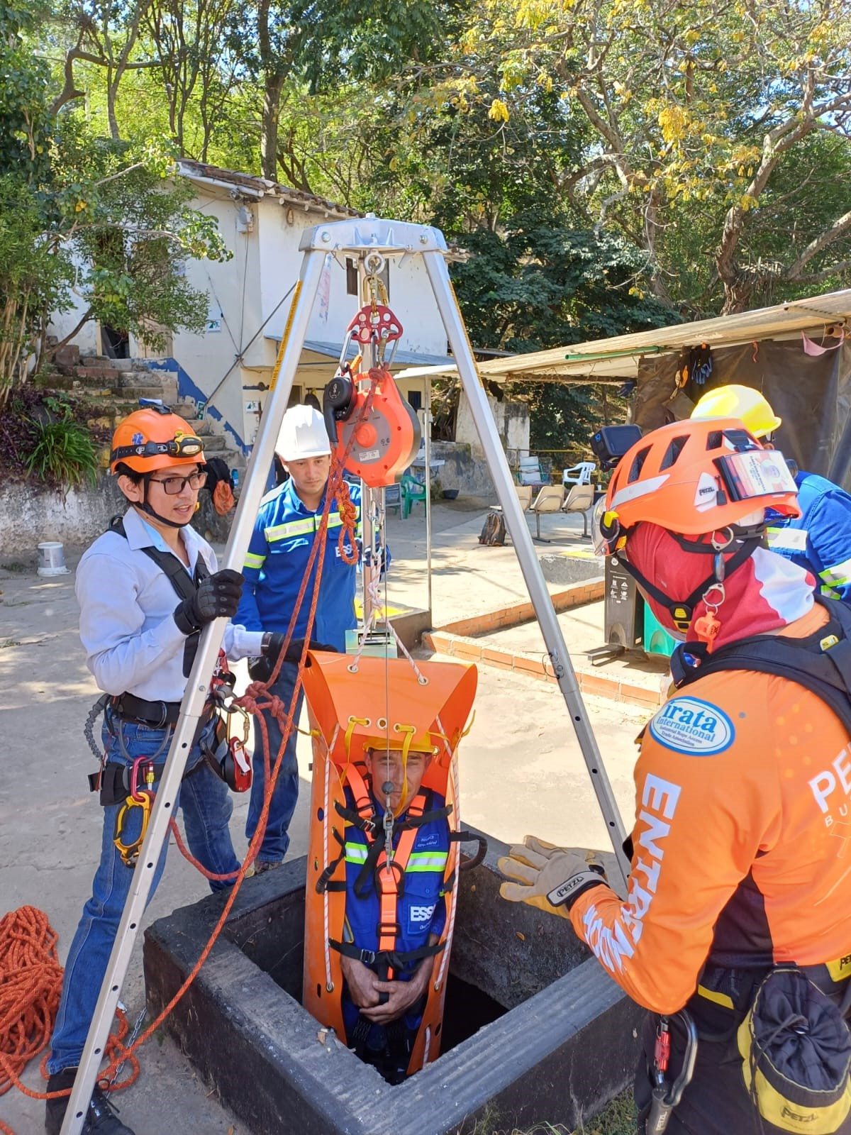 Persona ingresando a espacio confinado con elementos deprotección Persona ingresando a espacio confinado con elementos deprotección
